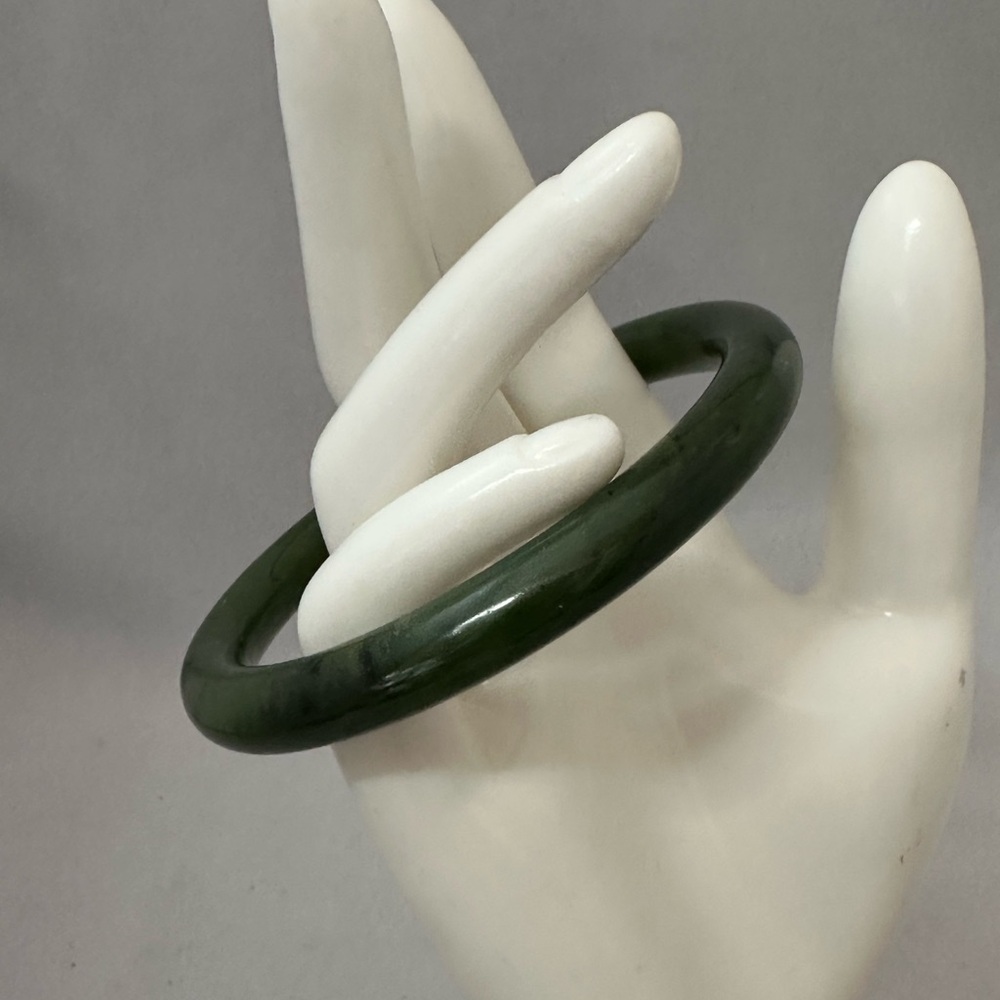 Canadian Nephrite Jade bangle bracelet - Picture 4 of 5
